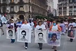 Padres de normalistas de Ayotzinapa amagan con plantón frente a Palacio Nacional tras marcha en CDMX 