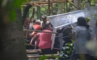 Imagen Policías antimotines desalojan predio en Coatepec, después de 15 intentos