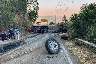 Imagen Al menos 14 muertos y 31 heridos por volcadura de camión de pasaje en Malinalco