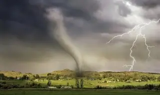 Imagen Múltiples tornados causan destrucción en Oklahoma, EU; hay al menos 2 muertos 