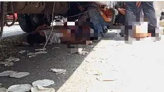 Imagen Tortillero queda debajo de camión urbano en Ejército Mexicano, en Boca del Río