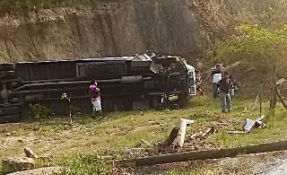 Imagen Continúan hospitalizadas 19 personas tras volcadura de autobús en Papantla