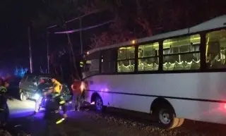 Imagen Chocan de frente autobús y carro particular; hay un herido 