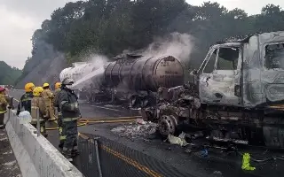 Imagen Liquidan incendio de tráileres en autopista de Veracruz