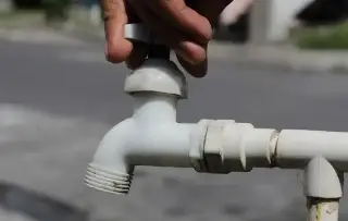 Sigue la falta de agua en colonias de Boca del Río; CAB y CFE apoyan a usuarios 