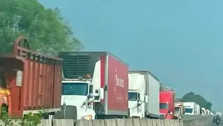 Imagen Caos vial en autopista de Veracruz; reportan hasta 9 kilómetros de fila 