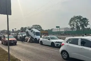 Imagen Carambola entre 6 autos en carretera deja tres lesionados