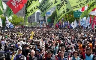 Imagen Trabajadores y activistas en Asia y Europa piden más derechos laborales en marchas del 1 de Mayo