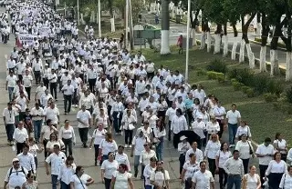 Imagen Más de 2 mil trabajadores desfilan en Poza Rica, Veracruz 