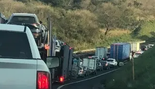 Imagen Se registra carga vial en autopista de Veracruz; reportan hasta 16 kilómetros de fila 