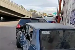 Imagen Chofer convulsiona al volante y provoca daños a 5 vehículos