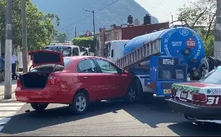 Imagen Pipa y auto particular chocan al no hacer alto en cruce en Orizaba