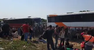 Imagen Abandonan a más de 400 migrantes hacinados en autobuses en Veracruz 