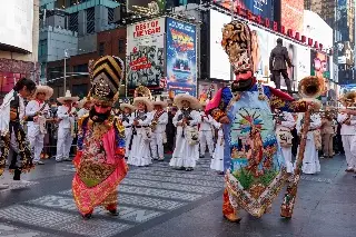 Imagen Mexicanos bailan y muestran el orgullo por sus costumbres en el corazón de Times Square