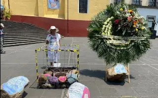 Imagen Con arreglo floral y máquina de escribir, recuerdan a periodistas asesinados en Veracruz