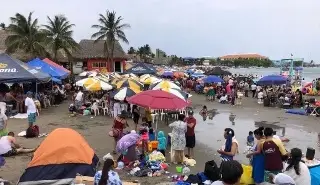 Imagen 'Exagera mucho el calor': Turistas se quejan de altas temperaturas en el puerto de Veracruz