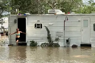 Imagen Rescatan a cientos de personas de inundaciones en Texas; se esperan más lluvias