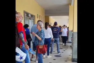 Imagen Panamá vota entre largas filas y calor a un nuevo presidente 