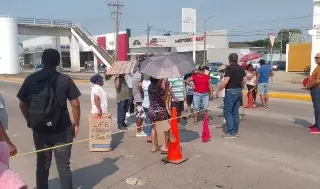 Imagen Vecinos bloquean carretera al sur de Veracruz; esto exigen 
