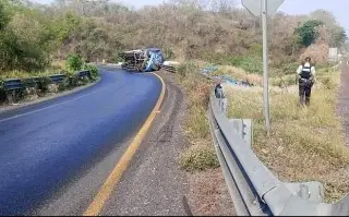 Imagen Se registra aparatosa volcadura de trailer en autopista de Veracruz; hay un muerto 