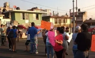 Imagen Habitantes de 3 colonias de Xalapa bloquean calles tras 15 días sin agua