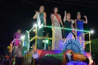 Imagen Reinas de Miss Earth participan en el desfile de la Feria de la Piña en Isla, Veracruz 
