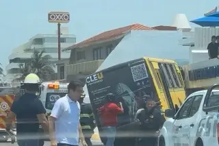 Imagen Camión se estampa contra universidad en Veracruz