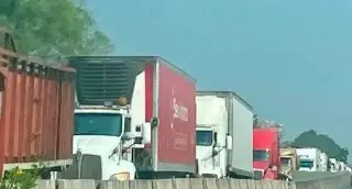 Imagen Caos vial en autopista de Veracruz; reportan hasta 25 kilómetros de fila