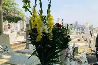 Imagen Visitan a sus mamás en el cementerio