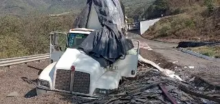 Imagen Camión cargado con cristales se queda sin frenos en Cumbres de Maltrata