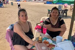 Imagen Madres aprovechan ola de calor para darse un “remojón” en Veracruz