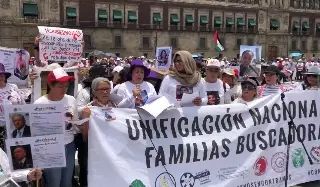 Imagen Madres buscadoras exigen justicia frente a Palacio Nacional, rodeado de vallas y policías