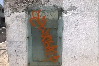 Imagen Grafitean placa de la antigua muralla de Veracruz 