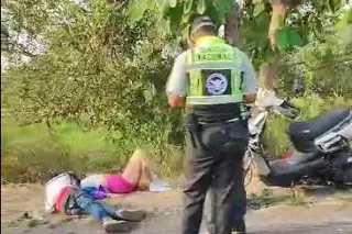 Pareja de motociclistas derrapa tras reventarse una llanta en Veracruz 