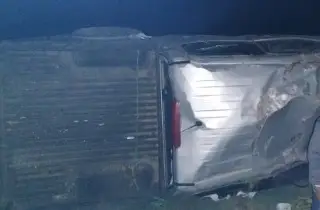 Imagen Se registra aparatosa volcadura de camioneta en carretera; hay un muerto 