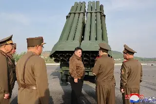 Imagen Kim Jong-un visita fábricas de armas y destaca capacidades de producción 'de nivel global'