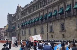 Imagen Normalistas lanzan cohetones a Palacio Nacional, tras liberación de 8 militares por caso Ayotzinapa 
