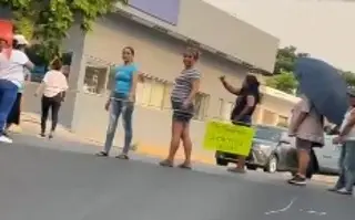 Imagen Vecinos realizan cierre vial en avenida del puerto de Veracruz