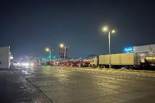 Imagen Autos se 'saltan' el camellón por bloqueo en avenida Rafael Cuervo de Veracruz (+Fotos)