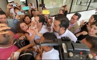 Imagen ¡Ya párate Máynez! pedían reporteros pero él se negó a dar declaraciones en Xalapa