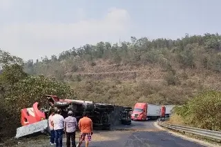 Imagen Se registra fuerte volcadura de tráiler en autopista de Veracruz; este fue el saldo 