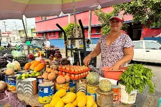 Imagen Del campo a la ciudad: Iraís cultiva y vende su propia verdura y fruta en Veracruz