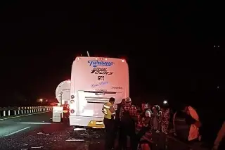 Imagen Un choque de autobús de turismo y tráiler en las Cumbres de Maltrata deja 4 lesionados