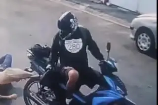 Imagen Motociclista arrastra a mujer y le roba bolso en fraccionamiento de Veracruz