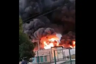 Imagen Intentan combatir incendio en fábrica de veladoras
