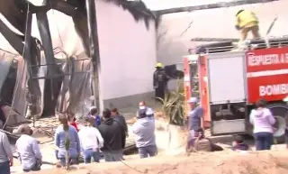 Imagen Controlan incendio en fábrica de veladoras; no hay lesionados