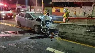 Imagen Automóvil se impacta contra base del puente Atirantado, de Orizaba
