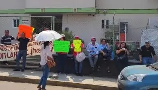 Imagen Ex trabajadores del seguro popular bloquean Secretaría de Salud en Xalapa 