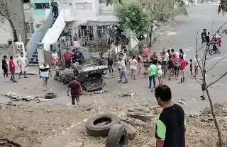 Imagen Auto sale volando de puente y termina volcado en fraccionamiento de Veracruz (+Video)