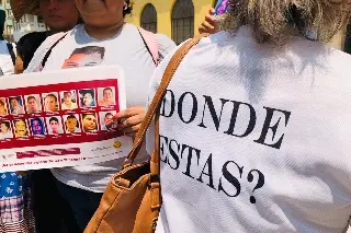 Imagen Pegan carteles de desaparecidos y cuelgan lonas en puentes de Veracruz